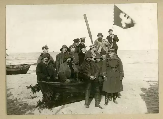 Generał Haller w otoczeniu rybaków kaszubskich przed pierwszym pełnomorskim rejsem pod polską banderą, 1920 r. 