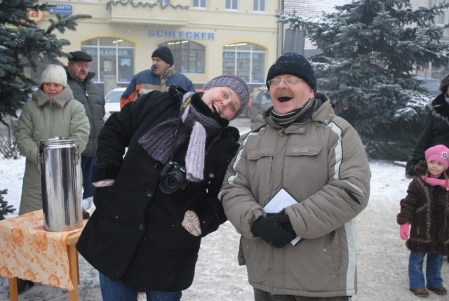 Krzysztof Grubiński z córką Eweliną na koronowskim Rynku.