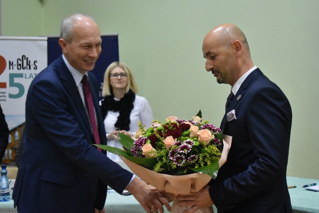 Robert Wardziński, burmistrz Choroszczy (z prawej) odbiera gratulacje