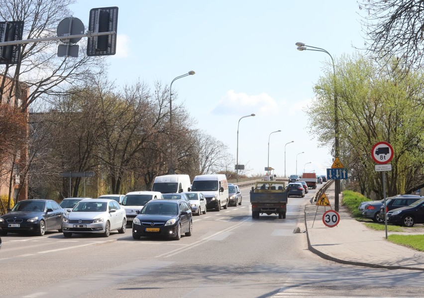 Wiadukt łączący ulice Żeromskiego i Lubelską w Radomiu jest w fatalnym stanie. Najwyższy czas na remont - zobacz zdjęcia