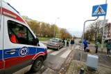 Potrącenie pieszej w Sępólnie Krajeńskim. Kobieta została przetransportowana do szpitala. Zobacz wideo