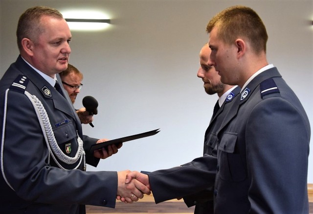 St. sierż. Mariusz Adam i st. post. Mateusz Banakiewicz w podziękowaniu za akcję odebrali z rąk wojewody lubuskiego Władysława Dajaczka oraz komendanta Wojewódzkiego Policji w Gorzowie Wlkp. insp. Jarosława Janiaka gratulacje oraz nagrody.