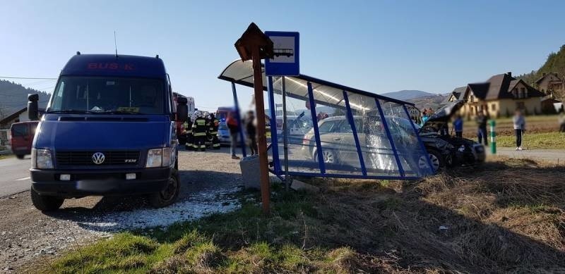 Wypadek w Łącku. Bus przewożący dzieci zderzył się z osobówką, są ranni.