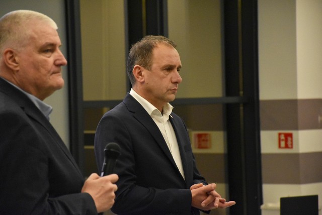 Dariusz Rowiński (po prawej) jako pierwszy spośród czterech kandydatów na burmistrza zaprosił mieszkańców na otwarte spotkanie.