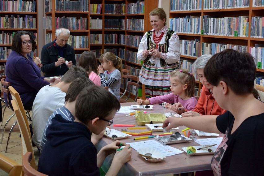 Jak się robi pisanki? Można się było nauczyć na warsztatach  (ZDJĘCIA)