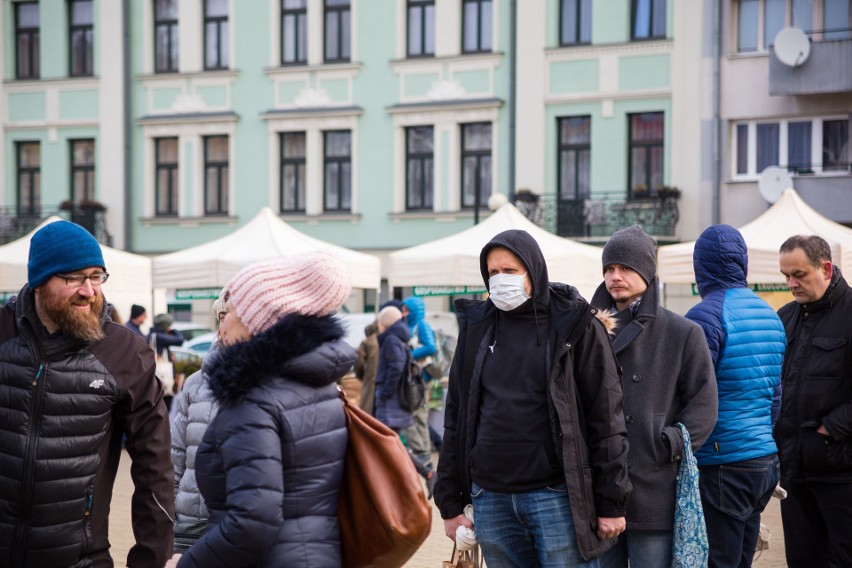 Koronawirus w Krakowie. Targ pietruszkowy w Podgórzu. Na placu nie widać paniki [ZDJĘCIA]