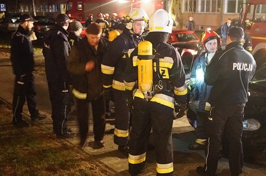 Kalisz: Nocny pożar w bloku. Jedna osoba ranna [ZDJĘCIA]