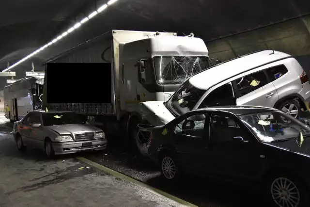 W sobotę autokar jeżdżący pod szyldem opolskiego Sindbada miał wypadek w miejscowości Schaffhausen w północnej Szwajcarii. W wypadku, w którym uczestniczyło sześć pojazdów, zginęła jedna osoba.