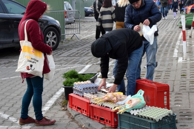 W sobotę, 13 listopada, był duży wybór warzyw i owoców na giełdzie w Sandomierzu. Sprawdziliśmy, ile trzeba było za nie zapłacić. Zobaczcie >>>