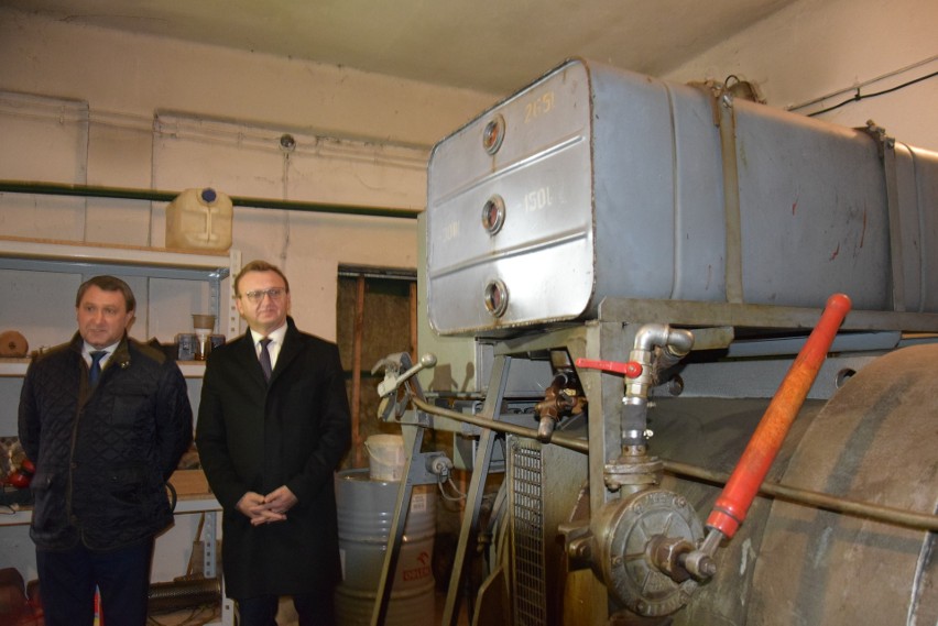 Szpitalne agregaty prądotwórcze trafiły z Sandomierza do Muzeum Wojska Polskiego. Zobacz zdjęcia z demontażu 