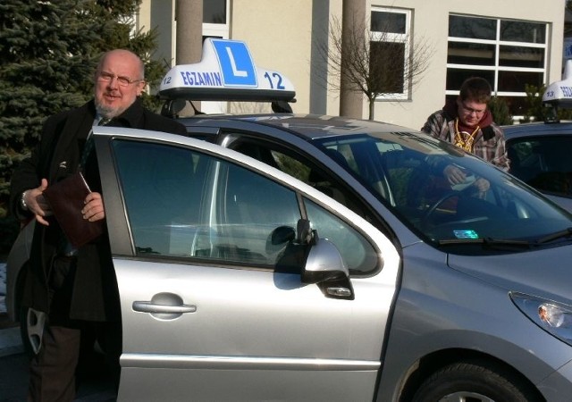 Egzamin praktyczny na prawo jazdy kategorii B zdało w Tarnobrzegu  w 2011 roku 30,6 procent kursantów. Kamilowi Nieściorowi udało się za pierwszym razem. 