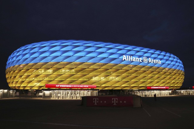 Monachijska Allianz Arena podświetlona w ramach solidarności z Ukrainą najechaną przez Rosję