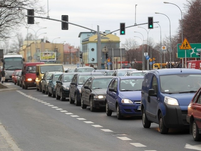 Jak donosi serwis Korkowo.pl, przebicie się przez korki na ul. Marszałkowskiej zajmuje rzeszowianom aż 42 godziny w ciągu roku. Rano samochody jeżdżą tu maksymalnie 23 km/h.