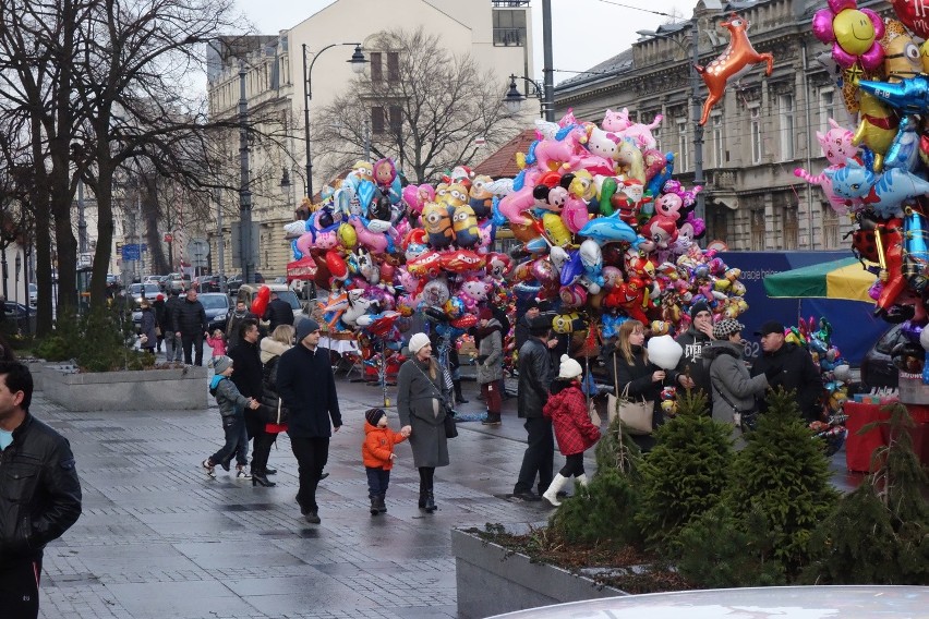 Łodzianie odwiedzają szopkę przed katedrą [ZDJĘCIA, FILM]