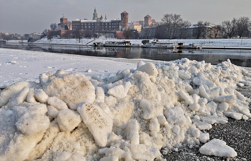 Kraków. Wisła coraz bardziej pokrywa się lodem [ZDJĘCIA]