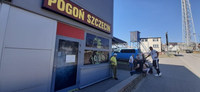 Kibice pod Fanshopem Pogoni Szczecin.