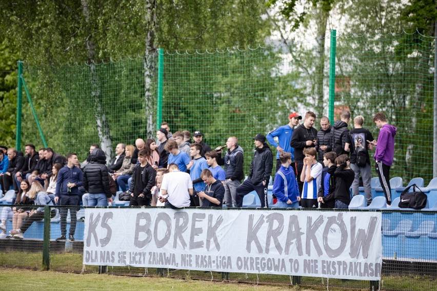 Kibice na meczu klasy okręgowej Borek Kraków - Wieczysta...