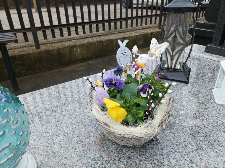 Wielkanocne stroiki na groby. Zobaczcie, jak przystrojono groby na cmentarzu parafialnym w Ostrowi Mazowieckiej
