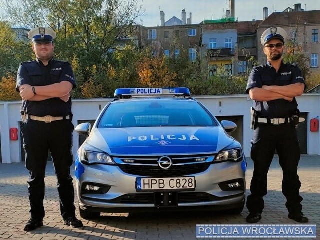 Starszy sierżant Łukasz Mazurkiewicz wraz z sierżantem sztabowym Adrianem Jankowskim są policjantami z Wydziału Ruchu Drogowego wrocławskiej Komendy Miejskiej Policji.