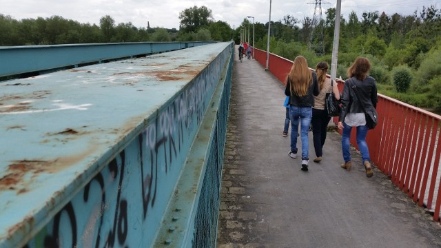 Burmistrz Andrzej Kasiura optuje za tańszą przeprawą jednojezdniową. Z kolei radni z komitetu Macieja Sonika preferują droższe, dwujezdniowe rozwiązanie.