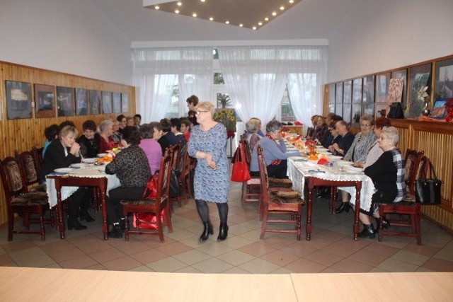 W Gminnym Ośrodku Kultury w Osięcinach, za sprawą Rady Gminnej KGW, odbyło się coroczne spotkanie opłatkowe  gospodyń należących do Rady Gminnej KGW. Kulinarna wystawa w Kościelnej Wsi w gminie Osięciny [zdjęcia];nfUczestnicy spotkania złożyli sobie życzenia, przełamali się opłatkiem. Swoje wiersze recytowała Ewa Chrząszcz-Raniszewska, miejscowa poetka i malarka. Włodarze gminnnego samorządu obdarowali pamiątkowymi dyplomami najaktywniejsze panie gospodynie stojące na straży kujawskich tradycji.LICZ SIĘ ZE ŚWIĘTAMI - ŚWIĘTA NA WYJEŹDZIE.