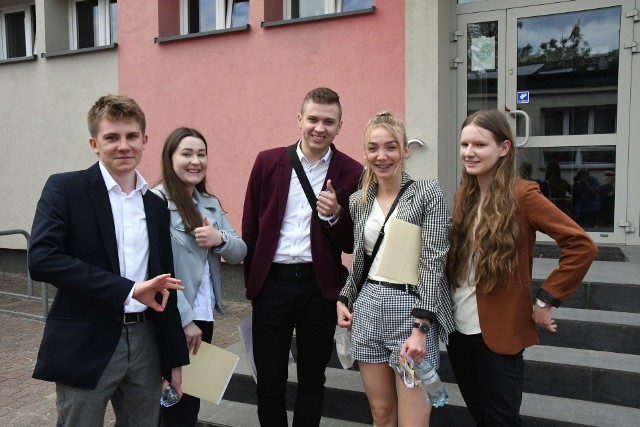 Piotr, Julia, Klaudia, Kacper i Zuzia z IV Liceum Ogólnokształcącego uśmiechnięci po maturze z chemii na poziomie rozszerzonym.