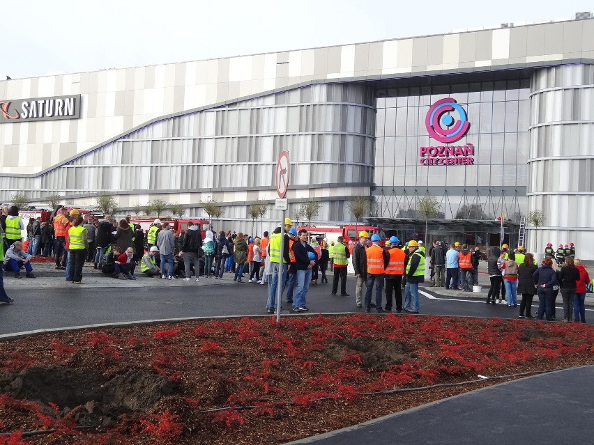 Ewakuacja pracowników galerii PCC w czasie strażackich...