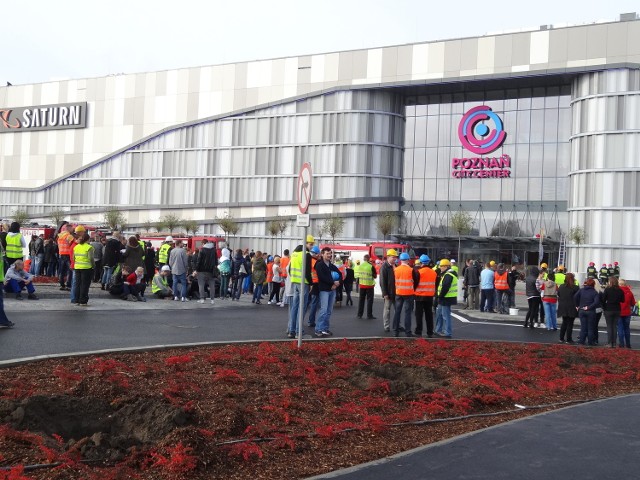 Ewakuacja pracowników galerii PCC w czasie strażackich ćwiczeń