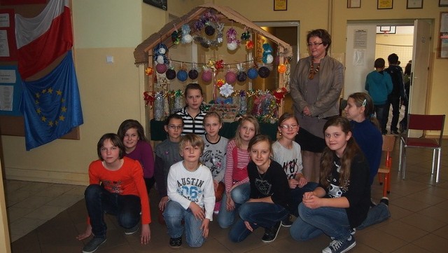 Uczniowie z Publicznej Szkoły Podstawowej w Skaryszewie przygotowali ozdoby świąteczne i sprzedają je w szkolnym kramiku.
