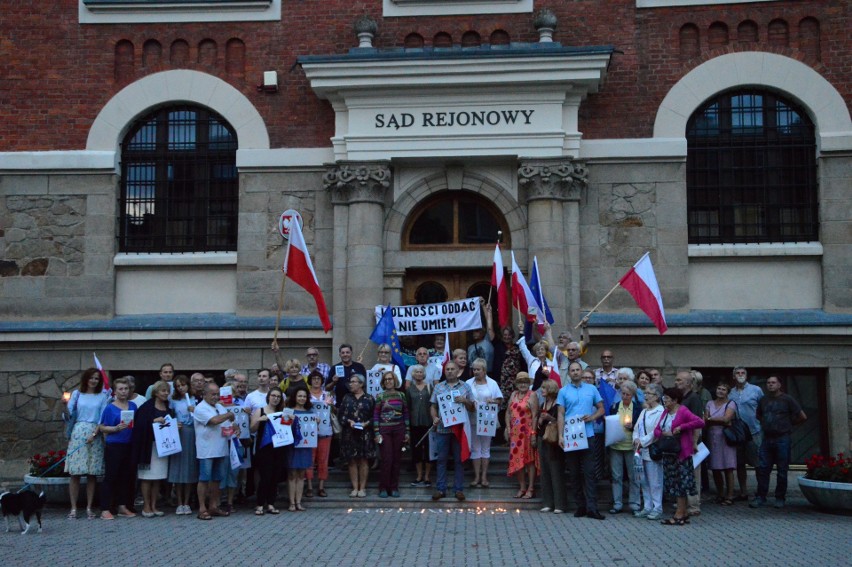 Myślenice. Zapłonęło "światełko dla sądów" [ZDJĘCIA]