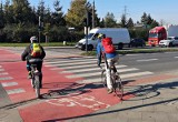 Czy rowerzyści mogą jechać obok siebie po ulicy?               