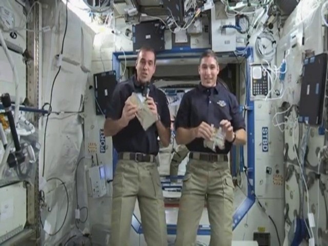Astronauci zaprezentowali jedzenie na Święto Dziękczynienia.