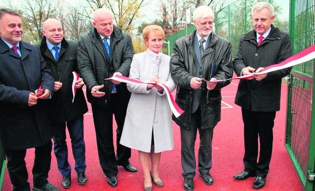 Przecięcie wstęgi na otwarcie boiska, trzeci z lewej wiceminister sportu Jarosław Stawiarski, pierwszy z prawej burmistrz Rudnika Waldemar Grochowski