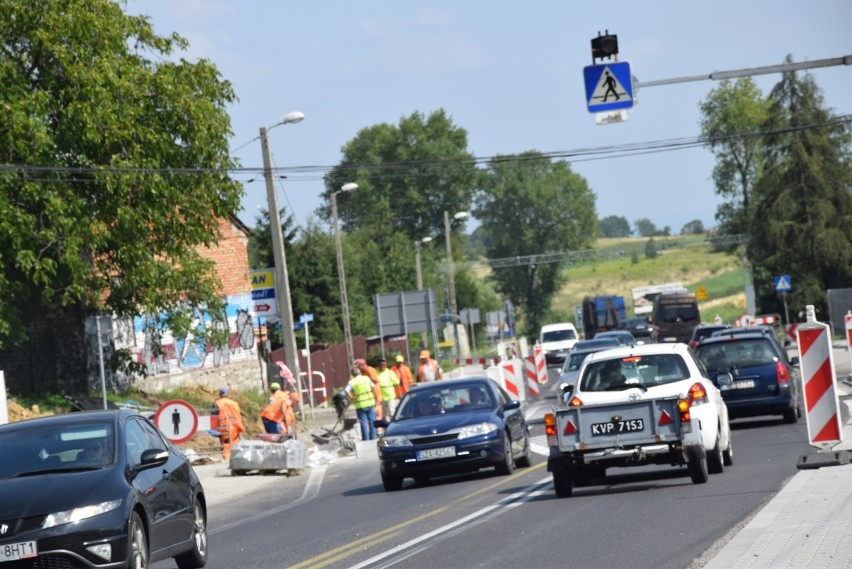 Nie chcą drogi bez chodników. Krajówka do rozbudowy od Jerzmanowic do Giebułtowa