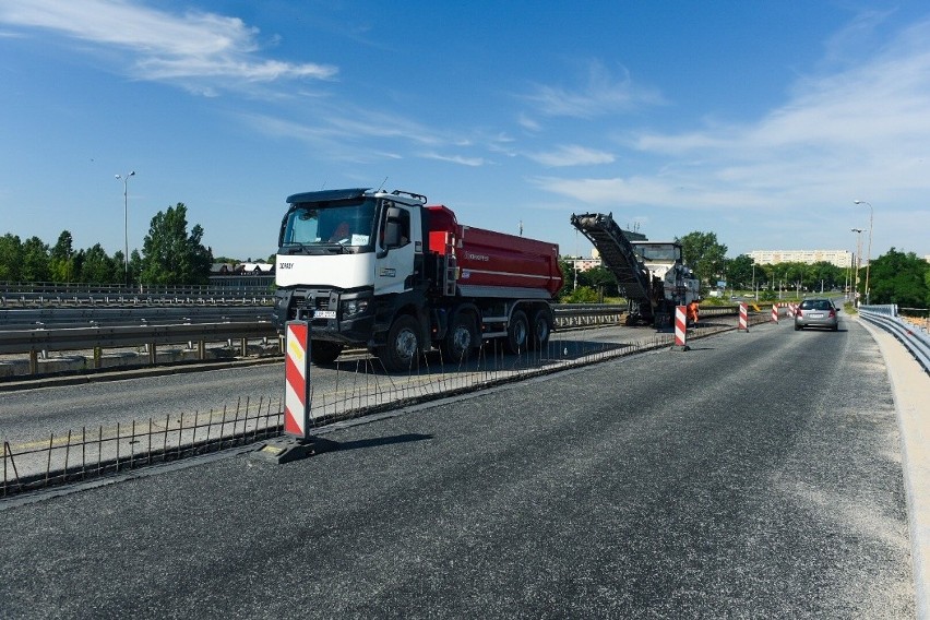 Remont wiaduktów przy ul. Dąbrowskiego osiągnął półmetek