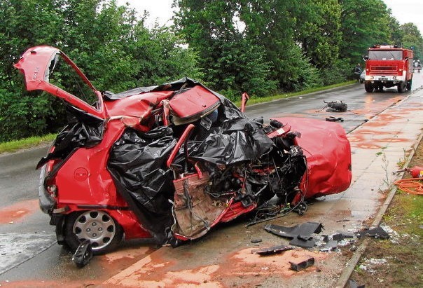 Do wypadku doszło 4 lipca 2011 roku na prostym odcinku drogi powiatowej w Straszęcinie. W wyniku zderzenia peugeot'a 106 z mercedesem coupe zginęły dwie pasażerki peugeota. Przeżył kierowca, który wydostał się przez boczną szybę z wraku auta