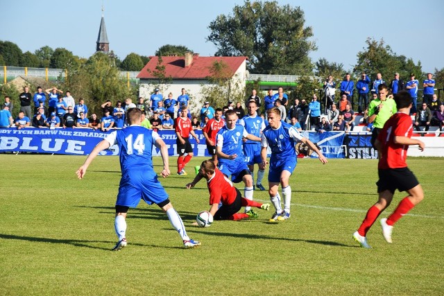 W lubuskich derbach trzeciej ligi piłkarskiej dolnośląsko-lubuskiej Piast Gorzów-Karnin zdeklasował gorzowski Stilon 4:0.