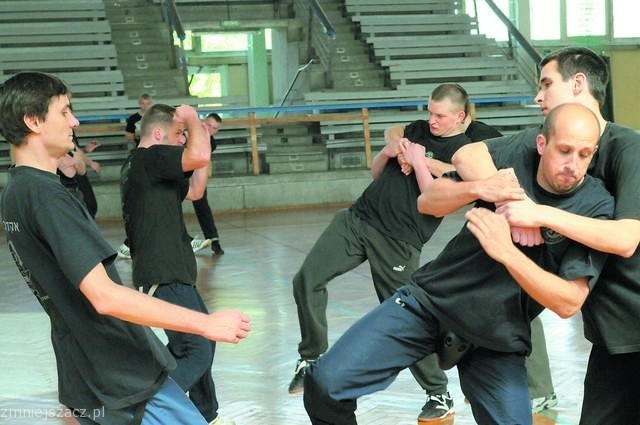 Tak walczą adepci sztuki walki Krav Maga!  