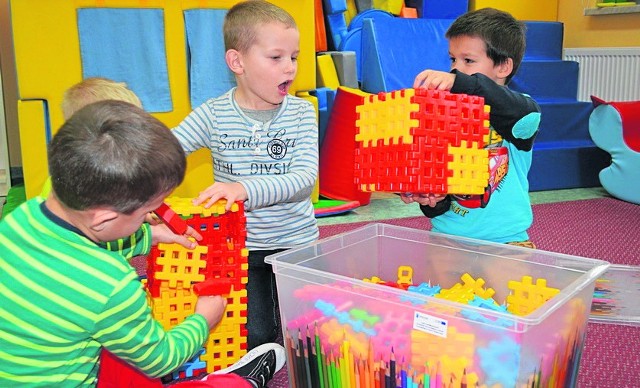 Kolorowe sale, atrakcyjne wyposażenie, wkrótce nowe place zabaw. Na zdjęciu przedszkolacy z oddziału w Pawłowie.