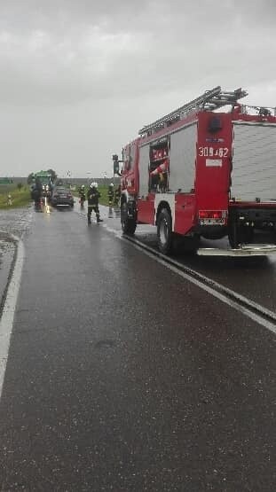 Targonie Wity. Wypadek motocyklisty na DK 64. Dwie osoby trafiły do szpitala (zdjęcia)