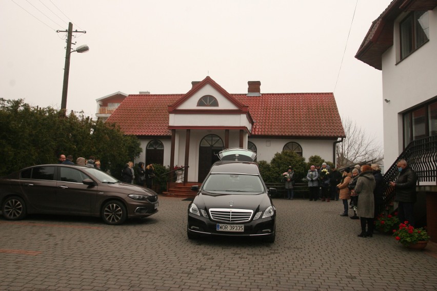 Pogrzeb Małgorzaty Gołaszewskiej w Ostrowi Mazowieckiej. 9.11.2021 zmarłą żegnała rodzina, bliscy i współpracownicy. Zdjęcia
