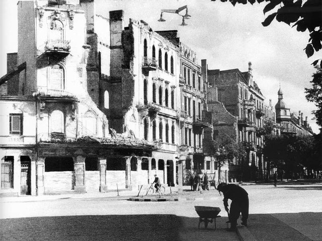 Lato 1946 roku. Skrzyżowanie ulic 1 Maja i Krakowskiej. Ruiny z centrum zniknęły dopiero w latach 50.