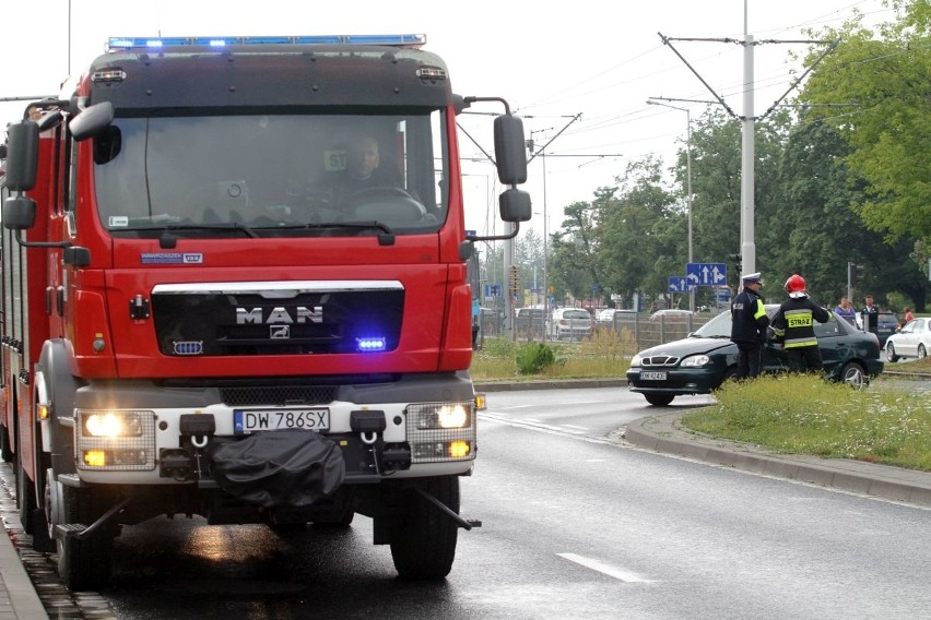 Wrocław: Wypadek na Lotniczej. Dwie osoby uwięzione w samochodzie