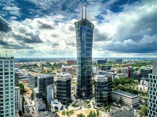 Wysokość wieżowca wraz z iglicami sięga 220 m (49 pięter), a jego powierzchnia biurowa to 65 000 mkw.
