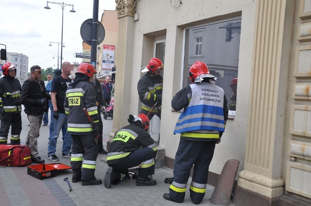 Strażacy musieli otwierać drzwi lokalu przy ulicy Wyszyńskiego, aby zająć automaty do gry.
