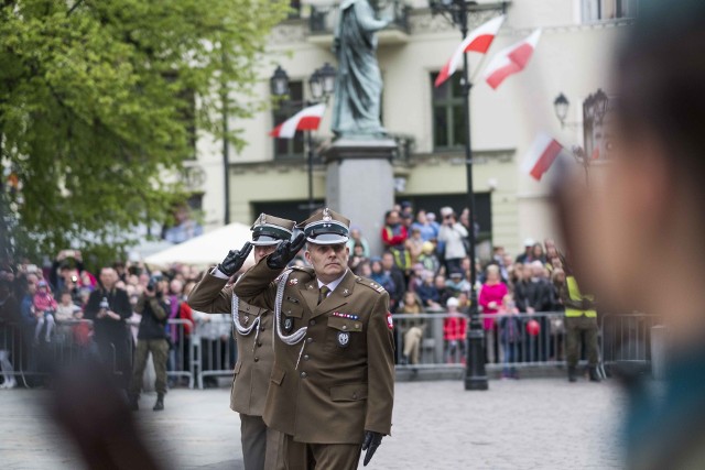 W Toruniu uroczystości Konstytucji 3 Maja odbyły się na Rynku Staromiejskim. Rozpoczęto je  złożeniem kwiatów pod tablicą upamiętniającą wydarzenia z 1 i 3 maja 1982 roku, gdy manifestację mieszkańców spacyfikowało ZOMO. Tym wydarzeniom poświęcono wczoraj historyczną wystawę przy kościele akademickim pw. Św. Ducha. Biskup pomocniczy diecezji toruńskiej Józef Szamocki odprawił na Rynku mszę św. w intencji Ojczyzny. Odbyła się także uroczystość wojskowa z udziałem władz samorządowych, posłów, mieszkańców. Torunianie i turyści mogli też podziwiać przemarsz wojsk w mundurach historycznych na zamek krzyżacki.