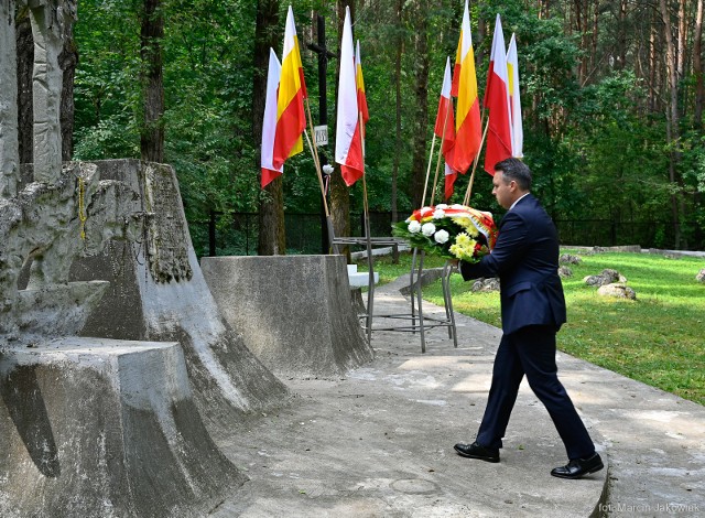 dziś (15 lipca) pod pomnikiem upamiętniającym miejsce hitlerowskich masowych mordów w Lesie Bacieczki zastępca prezydenta Białegostoku Przemysław Tuchliński złożył kwiaty.