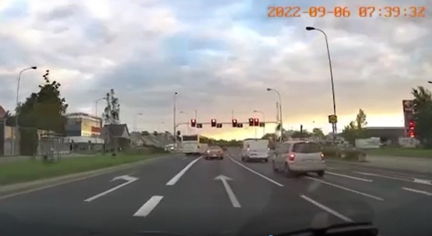 Kierowca przejechał na czerwonym poruszając się po ul....