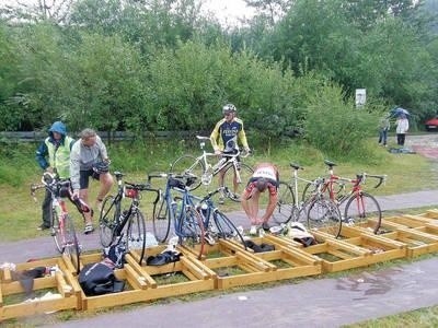 Kilka chwil na odłożenie roweru i przygotowanie się do biegu Fot. Ola Wojtaszek