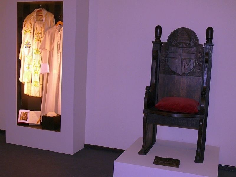 Replika tronu z czarnego dębu, na którym siedział Papież,...